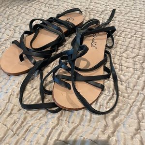 Splendid "Carly" sandals in Black, wrap around and tie. Size 7 1/2